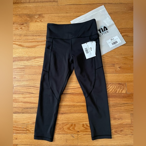 ZYIA Pants - Black Pocket LnT Hi-rise Capri RC (20in)